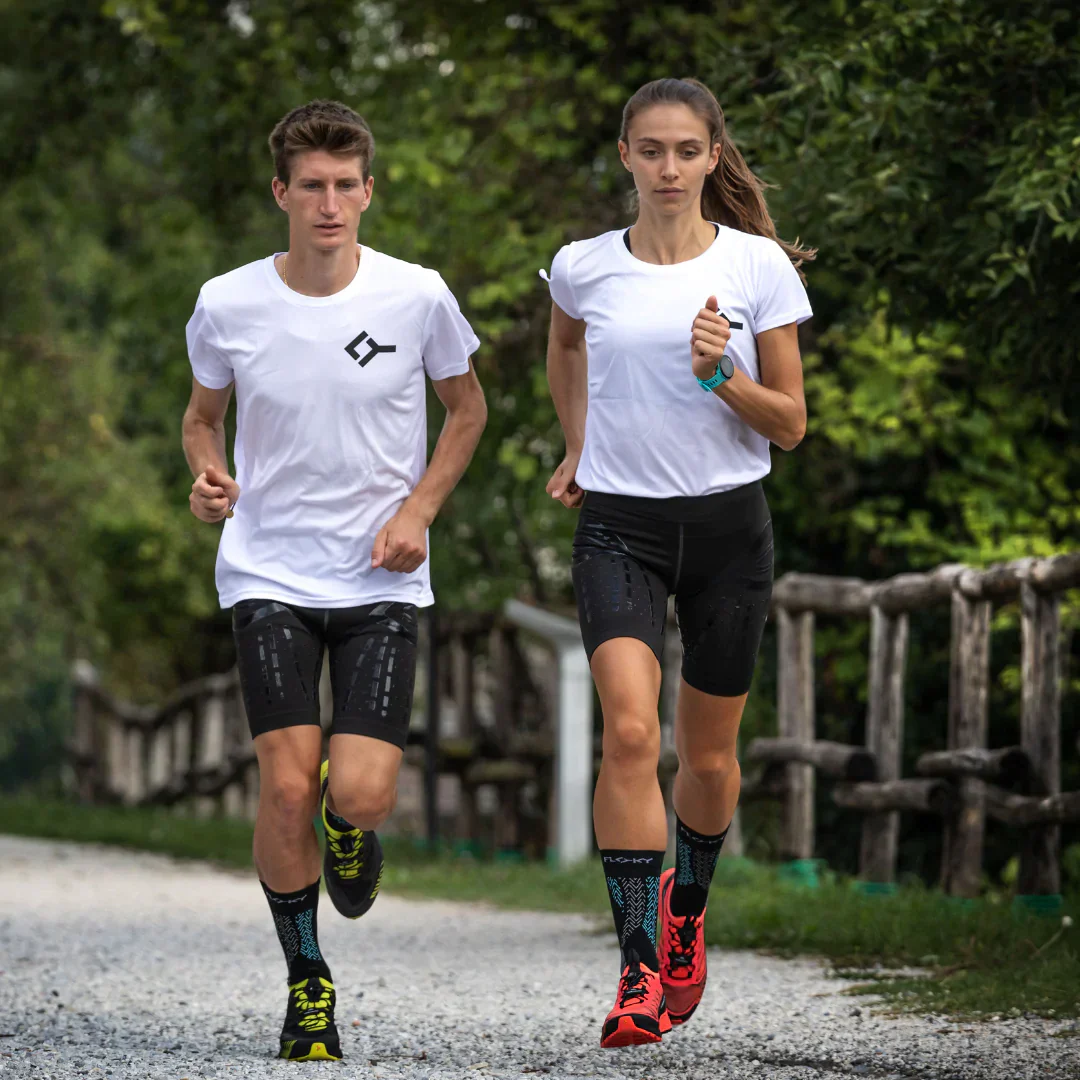 Athleten in Bewegung auf einem Trail-Gelände